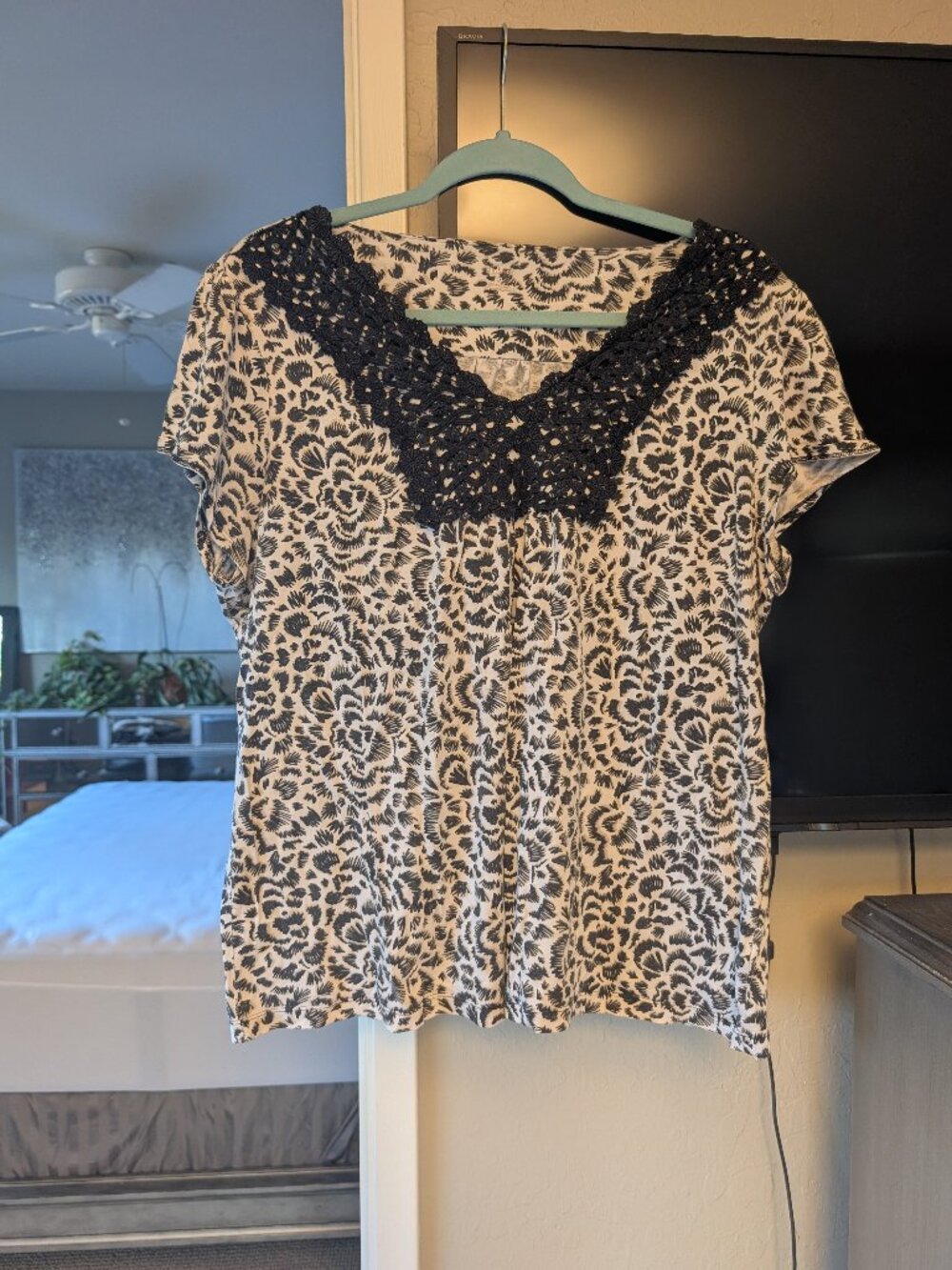 Style & Co. Leopard Print Embroidered V-Neck T-Shirt Cap Sleeves - XL
